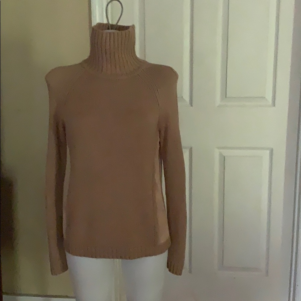 Women M tan turtleneck sweater